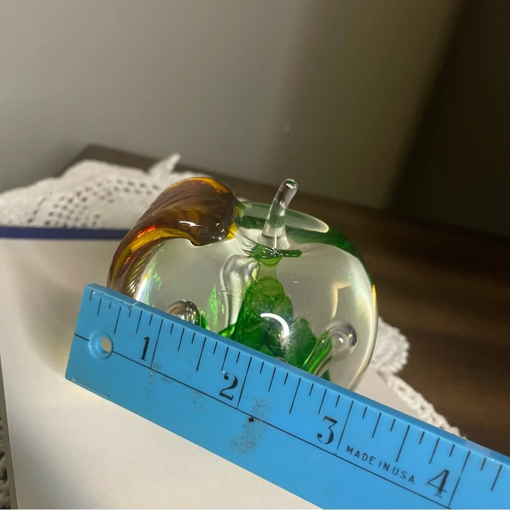 CAITHNESS WINDFALL Scotland Paperweight Apple Hand Blown Glass Signed - Picture 2 of 7